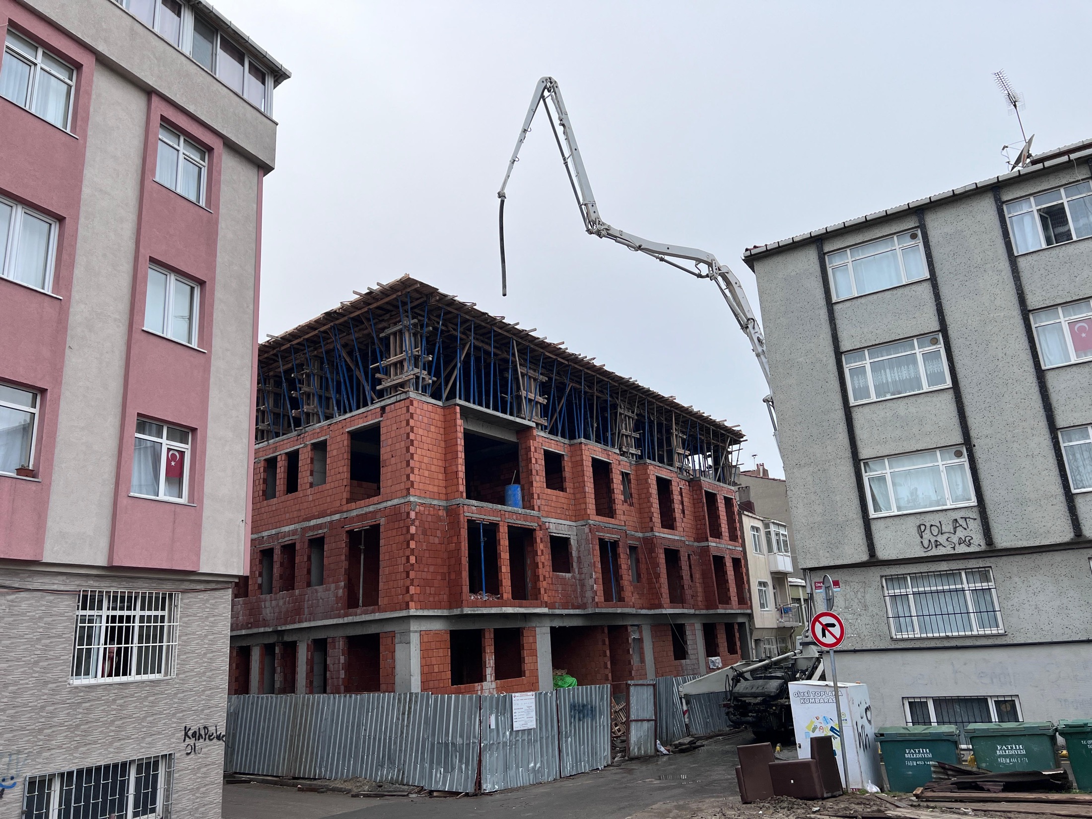 Kaba inşaat aşamasındaki apartman projesi